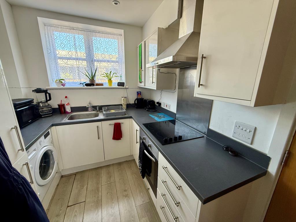 Lot: 85 - FREEHOLD BLOCK OF FLATS FOR INVESTMENT - Flat two kitchen